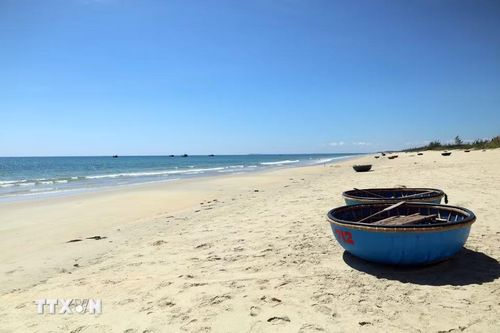 Một bãi biển tuyệt đẹp còn giữ nguyên vẻ hoang sơ ở xã Tam Xuân, thành phố Đà Nẵng. (Ảnh: Đỗ Trưởng/TTXVN)