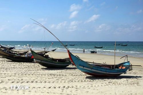 Những chiếc thuyền khai thác hải sản nhỏ của ngư dân nằm "phơi mình" trên bãi cát trắng mịn sau chuyến biển trở về. (Ảnh: Đỗ Trưởng/TTXVN)