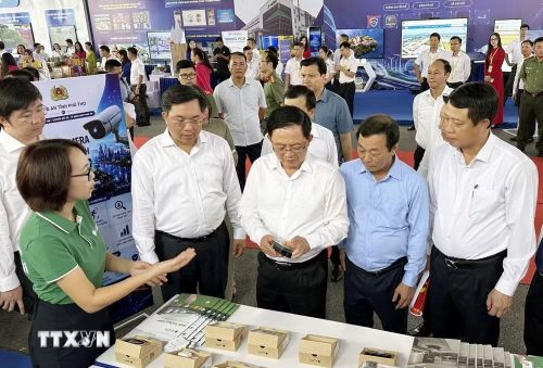 Phó Thủ tướng Chính phủ Hồ Quốc Dũng cùng các đại biểu tham quan các gian trưng bày khoa học, công nghiệp chuyển đổi số bên lề hội nghị. (Ảnh: Tạ Toàn/TTXVN)