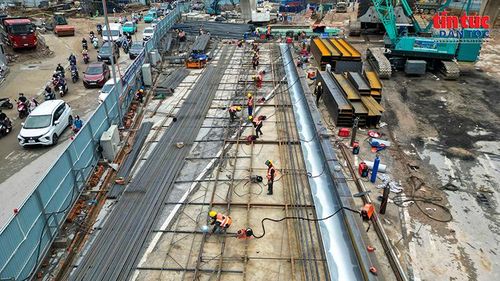 Công nhân khẩn trương gia công hệ thống cốt thép, chuẩn bị cho các hạng mục kết cấu ngầm của ga.