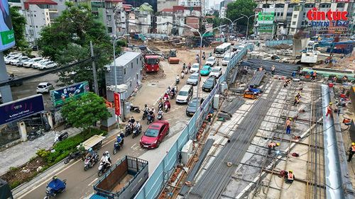 Hoạt động thi công đòi hỏi kiểm soát nghiêm ngặt an toàn công trình và an toàn giao thông.