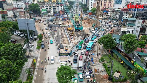 Việc tổ chức thi công ga S3 được triển khai trong phạm vi mặt bằng hẹp, trong khi giao thông vẫn được duy trì xung quanh công trường.