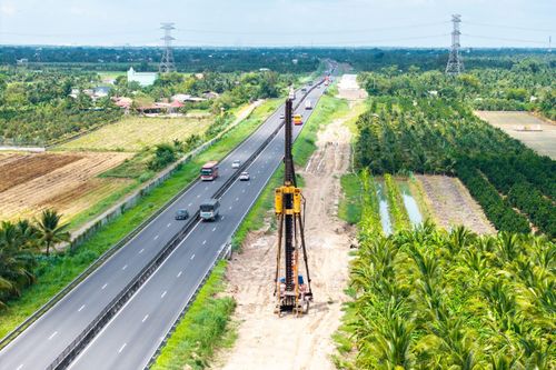 Thiết bị chuyên dụng triển khai giải pháp xử lý nền đất yếu tại khu vực thi công dự án.