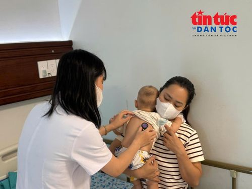 Nhiều trẻ mắc COVID-19 phải nhập viện vì có dấu hiệu cần theo dõi.