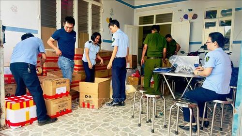 Lực lượng Quản lý thị trường tỉnh Gia Lai phối hợp Công an xã Phù Cát kiểm tra cơ sở sản xuất mỹ phẩm, phát hiện số lượng lớn mỹ phẩm và nguyên liệu sản xuất không đủ điều kiện lưu hành.