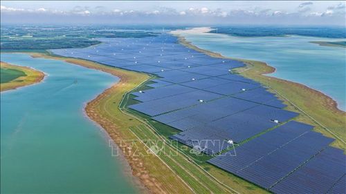 Dự án Nhà máy điện mặt trời Dầu Tiếng 1, Dầu Tiếng 2 và Dầu Tiếng 3 được xây dựng trên diện tích khoảng 720ha và từng là cụm nhà máy điện mặt trời lớn nhất Đông Nam Á.