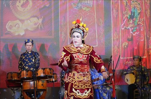 Nghệ sĩ Khổng Minh Khương trong vở "Lê Đại Hành Hoàng đế".