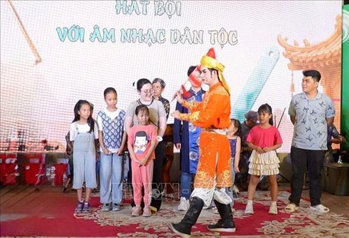Nghệ sỹ Hoàng Duy "thị phạm" các vũ đạo cơ bản trong hát Bội cho khán giả làm theo.