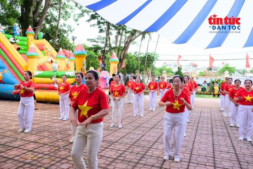 Câu lạc bộ dưỡng sinh hoạt động đều đặn mỗi sáng.