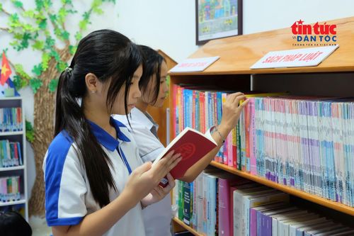 Một góc thư viện với đầu sách phong phú, góp phần thúc đẩy phong trào văn hóa đọc trong cộng đồng.
