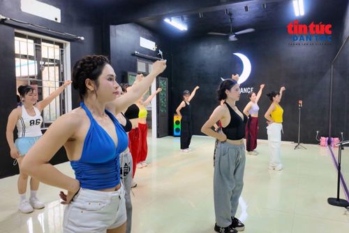 Phòng tập nhảy là nơi các câu lạc bộ khiêu vũ, dân vũ, Zumba... của xã Phú Xuyên tập luyện hằng ngày.