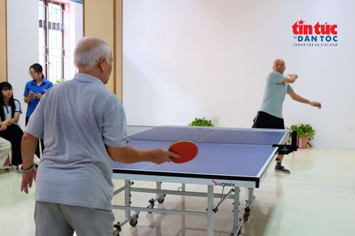 Các cụ ông hào hứng tham gia thi đấu bóng bàn.