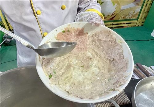 Nước dùng sôi được chan trực tiếp vào tô, làm chín lớp chả mực, chả tôm quết trên thành tô. Đây là công đoạn đặc trưng của món bún quậy Phú Quốc (An Giang).