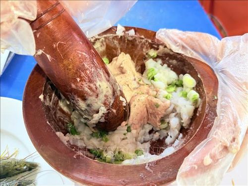 Giò sống trộn với mực tươi quết nhuyễn là nguyên liệu đặc trưng tạo nên hương vị riêng của món bún quậy Phú Quốc (An Giang).