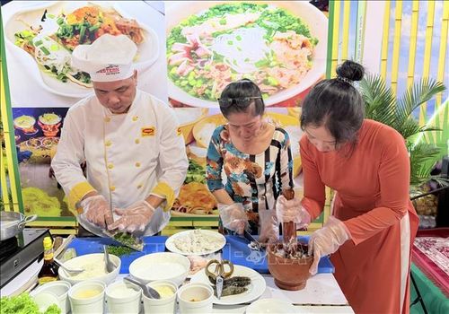 Đầu bếp chuẩn bị các công đoạn chế biến món bún quậy Phú Quốc (An Giang).