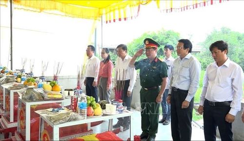 Đoàn công tác lãnh đạo tỉnh Quảng Trị đến dâng hương, dâng hoa tưởng niệm các anh hùng liệt sĩ tại Đền thờ Liệt sĩ Trung đoàn 88, Sư đoàn 308. Ảnh: TTXVN phát