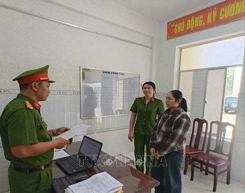 Cơ quan Cảnh sát điều tra tống đạt Lệnh bắt tạm giam bị can Lâm Huệ Mi. Ảnh: TTXVN phát