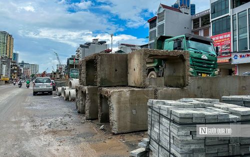 Đoạn từ nút giao Nguyễn Chí Thanh đến phố Thành Công đã được thảm nhựa trên hơn một nửa bề rộng mặt đường.