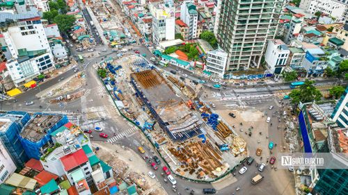 Được biết, dự án sẽ xây dựng 2 cầu vượt, trong đó một cầu tại nút giao đường Láng Hạ, rộng 18m cho 4 làn xe hai chiều, tổng chiều dài cầu 250,7m. Cầu vượt thứ 2, tại nút giao Nguyễn Chí Thanh, khổ cầu 18m cho 4 làn xe hai chiều, tổng chiều dài cầu 220,7m cũng đang được triển khai thi công.