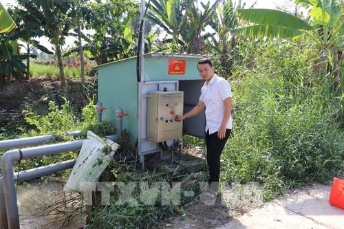 Thanh niên ở xã Mỹ An Hưng, tỉnh Đồng Tháp vận hành hệ thống bơm nước tưới cho vùng nguyên liệu khoai môn. Ảnh: Hữu Chí - TTXVN