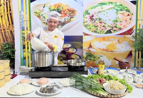 Đầu bếp nấu nước dùng cho món bún quậy Phú Quốc (An Giang). Ảnh: Thanh Sang - TTXVN