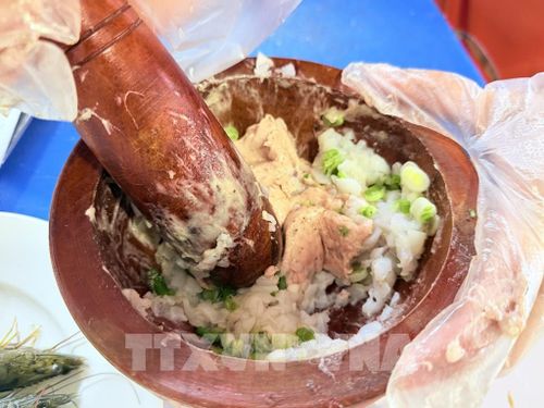 Giò sống trộn với mực tươi quết nhuyễn là nguyên liệu đặt trừng tạo nên hương vị riêng của món bún quậy Phú Quốc (An Giang). Ảnh: Thanh Sang - TTXVN