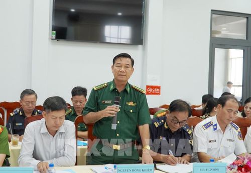 Đại tá Nguyễn Hồng Khiêm, Phó Chỉ huy trưởng nghiệp vụ Ban Chỉ huy Bộ đội Biên phòng An Giang phát biểu. Ảnh: Văn Sĩ - TTXVN 