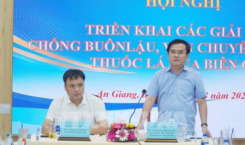 Ông Nguyễn Thống Nhất, Giám đốc Sở Công thương tỉnh, Phó Trưởng Ban thường trực Ban chỉ đạo 389 tỉnh An Giang phát biểu. Ảnh: Văn Sĩ - TTXVN