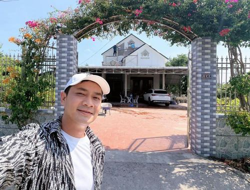 Nhiều khán giả chúc mừng Minh Luân, cho rằng nam diễn viên hạnh phúc khi có thể báo hiếu bố mẹ.
