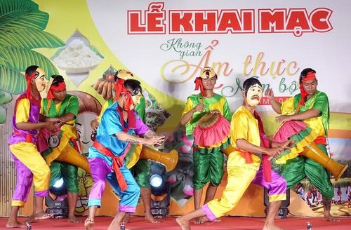 Biểu diễn nghệ thuật truyền thống Khai mạc Không gian Ẩm thực Nam bộ, nằm trong chuỗi hoạt động của "Tuần lễ Văn hóa, Du lịch - Liên hoan Ẩm thực Nam Bộ gắn với Lễ hội Ok Om Bok tỉnh Trà Vinh (cũ) năm 2023". Ảnh: báo Dân tộc và Phát triển