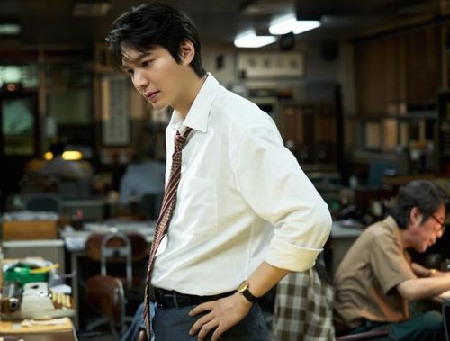 Lee Min Ho gây chú ý với tạo hình phóng viên trẻ trong “Assassins”.