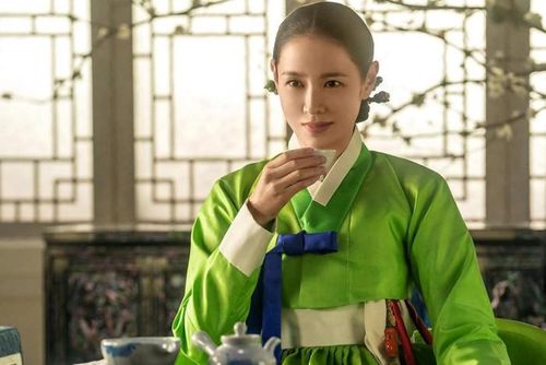 Khép lại danh sách là Scandal, dự án cổ trang quy tụ Son Ye Jin, Ji Chang Wook, Nana, Chani và Han Sun Hwa. Lấy bối cảnh cuối triều đại Joseon, phim xoay quanh bà Jo, người luôn xuất hiện với hình ảnh một người vợ tận tụy nhưng trong lòng lại bất mãn với những ràng buộc mà xã hội áp đặt lên phụ nữ. Trong khi đó, Jo Won là một học giả uyên bác, võ sĩ tài giỏi nhưng nổi tiếng bởi sở thích chinh phục phụ nữ. Từng là mối tình đầu của nhau, cả hai tiếp tục bị cuốn vào những trò chơi quyến rũ và tình ái đầy rủi ro, mở ra câu chuyện cổ trang đậm màu sắc tâm lý.