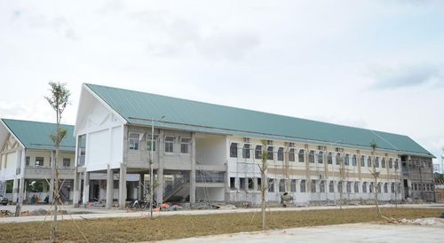 Những dãy phòng học khang trang đang dần được hình thành tại Trường Phổ thông dân tộc nội trú liên cấp Tiểu học và Trung học cơ sở xã Buôn Đôn (Đắk Lawsk). Ảnh: BCAND