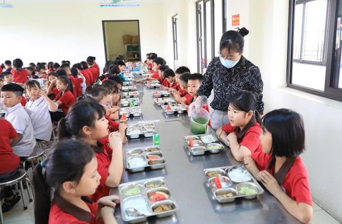 Bữa ăn bán trú tại mộ trường tiểu học trên địa bàn Hà Nội. Ảnh minh họa