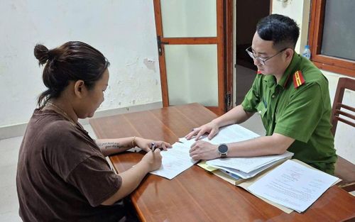 Cơ quan CSĐT Công an tỉnh làm việc với đối tượng Hoàng Thị Hà Trang. Ảnh: Công an Thái Nguyên