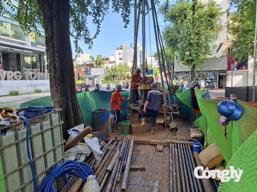 Các đơn vị thi công đồng loạt vận hành máy khoan chuyên dụng để lấy mẫu địa chất phục vụ dự án Metro số 4 (Đông Thạnh - Hiệp Phước).