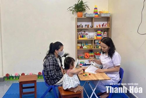 Tư vấn, can thiệp cho trẻ tại Trung tâm Giáo dục chuyên biệt Bầu Trời Xanh Vạn Lộc.