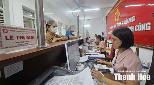 Trung tâm Phục vụ hành chính công xã Nga Thắng tiếp nhận và xử lý hồ sơ cho gia đình bà Mai Thị Lài.