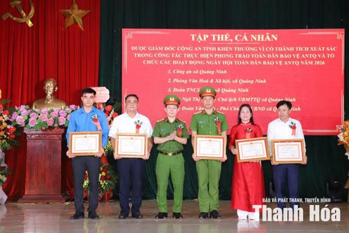 Lãnh đạo Công an tỉnh trao Giấy khen cho các tập thể, cá nhân đạt thành tích.