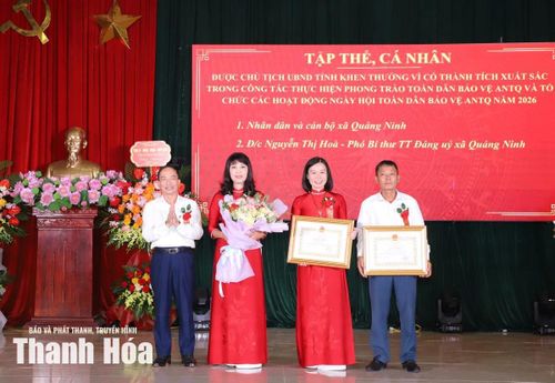 Phó Chủ tịch Thường trực HĐND tỉnh Lê Tiến Lam trao Bằng khen của Chủ tịch UBND tặng cán bộ, Nhân dân xã Quảng Ninh và cá nhân đạt thành tích.