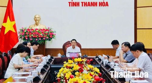 Phó Chủ tịch UBND tỉnh Thanh Hóa Lê Quang Hùng và đại diện lãnh đạo các sở, ban, ngành tham dự hội nghị trực tuyến.