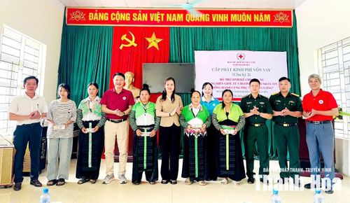 Lãnh đạo Hội Chữ thập đỏ và Hội LHPN tỉnh cùng các đại biểu trao vốn vay cho hội viên.