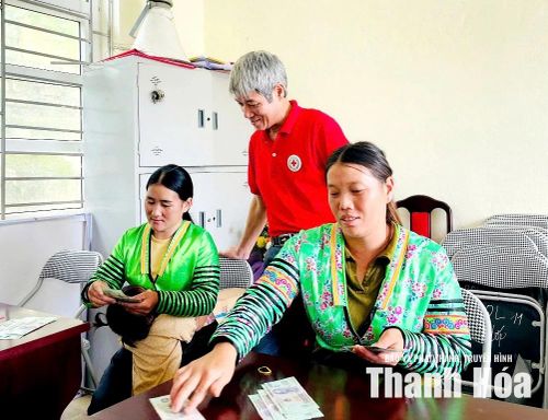 Niềm vui của hội viên phụ nữ bản Pù Ngùa khi nhận kinh phí thực hiện mô hình sinh kế.