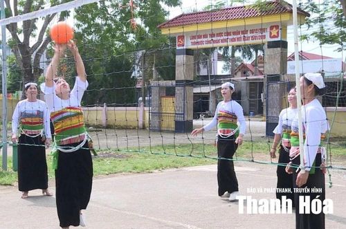 Thành viên CLB liên thế hệ tự giúp nhau thôn Liên Sơn tham gia đánh bóng chuyền hơi.