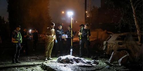 Hiện trường sau cuộc tập kích quy mô lớn của Nga vào thủ đô Kyiv đêm 1/8 . Ảnh: Reuters.