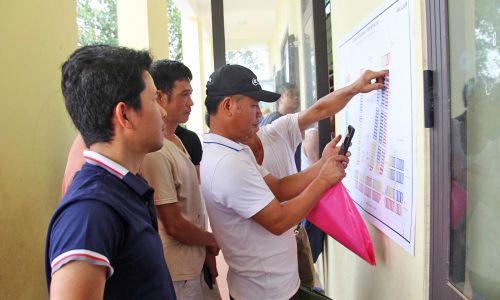  Người dân phấn khởi xác định vị trí lô đất của gia đình mới bốc thăm trên bản đồ quy hoạch khu tái định cư. 