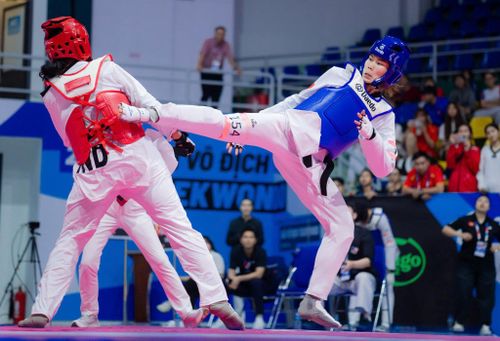 Võ sĩ Trần Thị Ánh Tuyết (bên phải) thi đấu tại Giải vô địch Taekwondo quốc tế Việt Nam mở rộng - CJ Vietnam Open 2026. Ảnh: NVCC