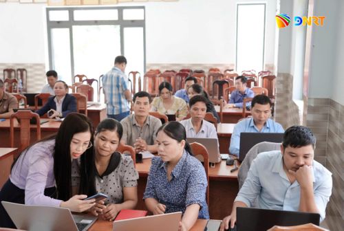 AI có thể hỗ trợ giáo viên xây dựng giáo án, thiết kế bài giảng, tạo học liệu trực quan. Trong ảnh: giáo viên và cán bộ xã La Dêê tại lớp học về AI được tổ chức cuối tháng 7/2026. Ảnh: LÊ HOA