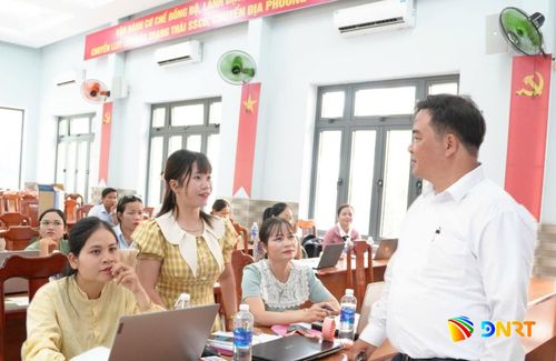 ThS. Lê Vũ (ngoài cùng bên phải) tại lớp hướng dẫn ứng dụng trí tuệ nhân tạo trong dạy học và công việc cho cán bộ và giáo viên tại các xã vùng cao. Ảnh: LÊ HOA