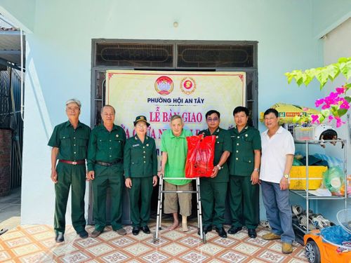 Hội Cựu chiến binh phường Hội An Tây bàn giao nhà mới cho hội viên cựu chiến binh khó khăn về nơi ở. Ảnh: ĐVCC